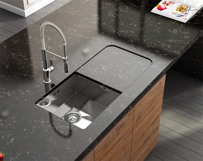 Đá ốp mặt bếp đá nhân tạo màu đen vân mây sử dụng tiện ích cho gia chủ trong nấu nướng hằng ngày, dễ dàng vệ sinh, khắc phục vấn đề trầy xước đơn giản nhanh chóng.