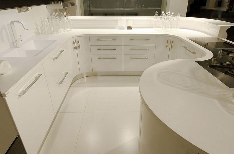 Thiết kế đá bàn bếp uốn cong độc đáo sử dụng đá Himacs Hàn Quốc